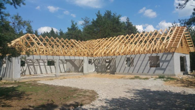 Drewniane wiązary dachowe łączone płytką kolczastą